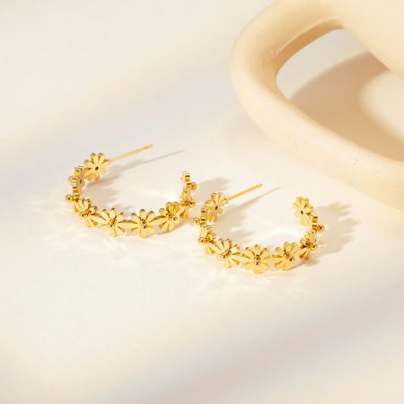 Pendientes de aro en forma de C de flor dorada de acero inoxidable (5 pares) - Un par de pendientes de aro en forma de C dorados chapados en acero inoxidable con un elegante diseño floral, exhibidos sobre un fondo blanco limpio.