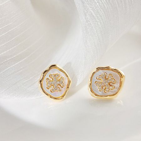 精巧な職人技を披露するエレガントな金の花柄スタッドピアスのペア。