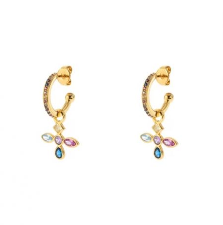 Pendientes de aro cruzado con circonio cúbico - Un primer plano de pendientes de aro cruzado de oro con un charm de cruz adornado con brillantes piedras de circonio cúbico multicolores.