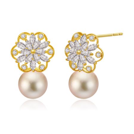 Vista lateral detallada de los aretes colgantes con perlas "Dangle With Delight", destacando el intrincado diseño floral con zirconias cúbicas brillantes y una perla lustrosa.