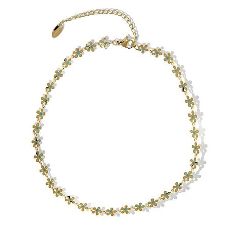 La collana dorata, dal design floreale, con accenti turchesi e bianchi mostrata in dettaglio.