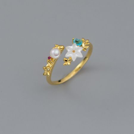 Anelli aperti in argento sterling con perla d'oro e fiore (set di 5) - Anello in argento sterling 925 placcato oro di un set di cinque, con un elegante design di perla e pietra preziosa floreale, rappresentante una collezione di gioielli all'ingrosso.