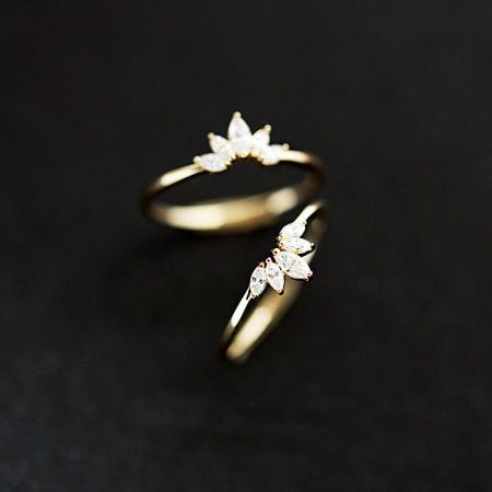 複雑なデザインの詳細を強調するために並べて展示された2つの金メッキのスターリングシルバーの花のリング。