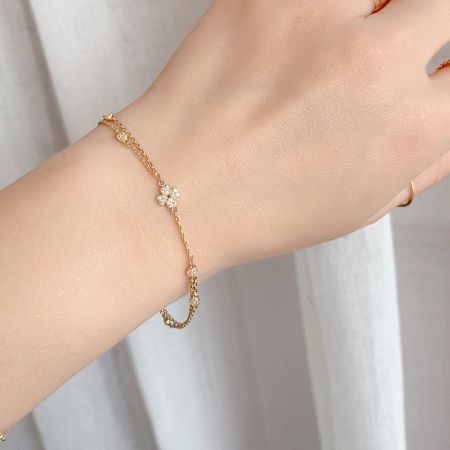 925 Sterling Zilver 18K Goud Geplateerde Dubbele Laag Gelukkige Vierbladige Klaver Cubic Zirconia Armband - Een close-up van de 925 Sterling Zilver 18K Vergulde Dubbele Laag Armband, met het gedetailleerde klavertje vier charm met sprankelende cubic zirconia.