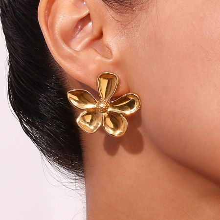 Pendientes de pétalos de flor margarita de acero inoxidable de 18K para mujeres (5 pares) - Una vista en primer plano de una mujer que lleva el gran pendiente de pétalo de flor margarita de acero inoxidable chapado en oro de 18K, mostrando su diseño elegante.