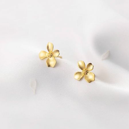 Orecchini a forma di fiore piccoli in oro in argento sterling 925 (5 paia) - Un paio di orecchini a forma di fiore piccoli in argento sterling 925 con placcatura in oro, mostrati su uno sfondo bianco pulito.
