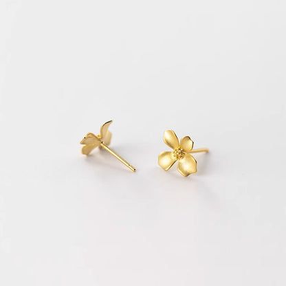 Vista frontale e posteriore degli orecchini a forma di fiore in oro in argento sterling 925, mostrando il perno e il retro.