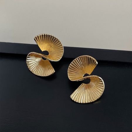 Boucles d'oreilles géométriques irrégulières minimalistes en laiton plaqué or 14K. - Une paire de boucles d'oreilles géométriques irrégulières minimalistes en laiton plaqué or 14K, avec un design unique en spirale en forme de éventail.