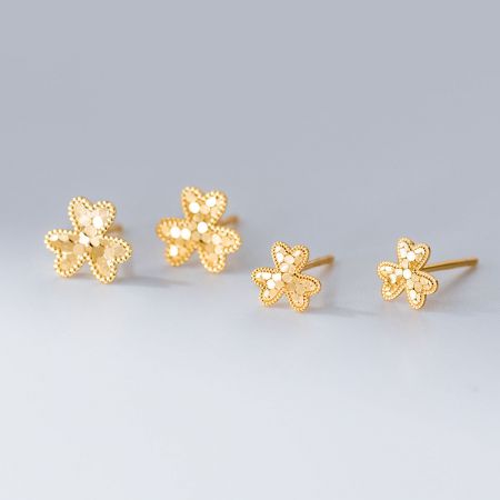 Ein Paar elegante vergoldete Blumen-Ohrstecker aus 925 Sterling Silber mit filigranen lasergravierten Details.