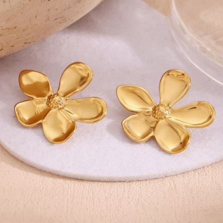 Detailed view of the 18K gold daisy flower earrings on a white background.