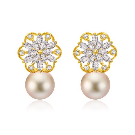 Aretes colgantes con perlas "Dangle With Delight". - Aretes colgantes con perlas "Dangle With Delight" que presentan tapas de flor de metal dorado con piedras preciosas transparentes y grandes perlas de color claro.