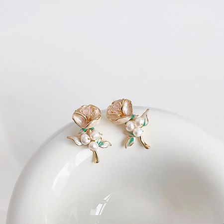 ヴィンテージスタイルの14k金メッキエナメル3Dバラの花と真珠のスタッドイヤリング（5ペア） - 繊細なエナメル、真珠のディテール、緑の葉が付いたヴィンテージスタイルの14k金メッキバラの花のスタッドイヤリング5ペアのセット。