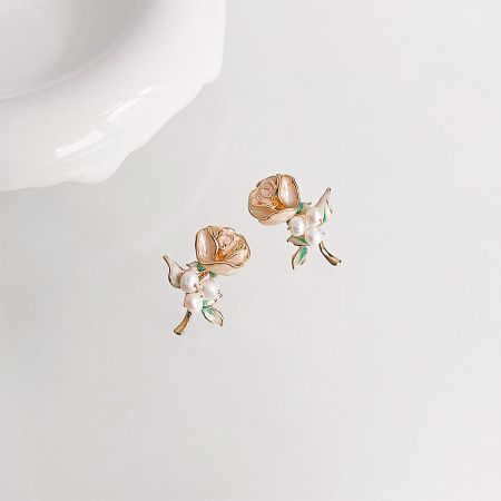 3Dバラの花と真珠のスタッドイヤリングのクローズアップビューで、精巧なディテールを紹介。