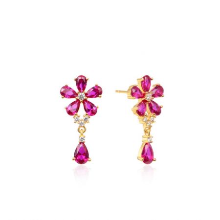 Vista dettagliata degli orecchini Dainty Flower placcati in oro, che mostrano l'intricato design floreale con gemme rosa e zirconia cubica scintillante.