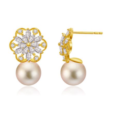 Un par de aretes colgantes con perlas "Dangle With Delight" que muestran el elegante diseño de flor en tono dorado con piedras preciosas transparentes y una delicada perla rosa claro.