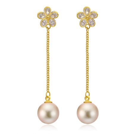 Elegante goldene Blumen- und Perlenohrringe.