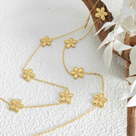 Collier en laiton plaqué or avec des pendentifs de fleurs délicats en gros.