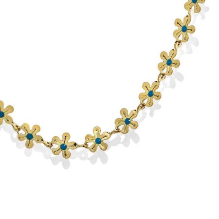 Una vista chiara della collana dorata con link a forma di fiore e vivaci gemme blu.