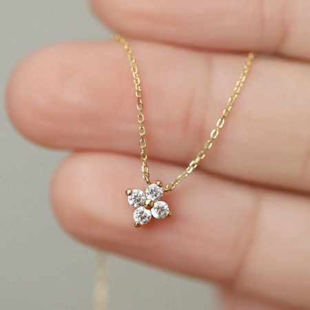 Collana con pendente a fiore quadrifoglio in zirconia su argento 925 - Una delicata collana in argento sterling 925 con un piccolo pendente a fiore quadrifoglio adornato con scintillanti gemme in zirconia.