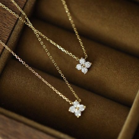 The set of 925 silver four-leaf flower necklaces displayed in a jewelry box.
