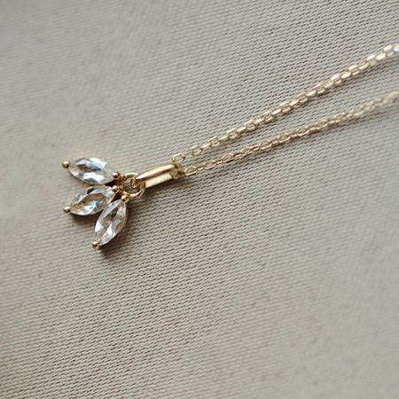 Un hermoso collar con colgante en forma de flor con piedras preciosas claras, completando el versátil conjunto de 5.