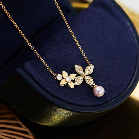 Un'altra prospettiva della collana in argento sterling placcato oro, che evidenzia l'artigianato del pendente.