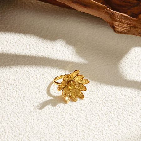 Imagem clara do produto do anel de flor 3D com acabamento em ouro.