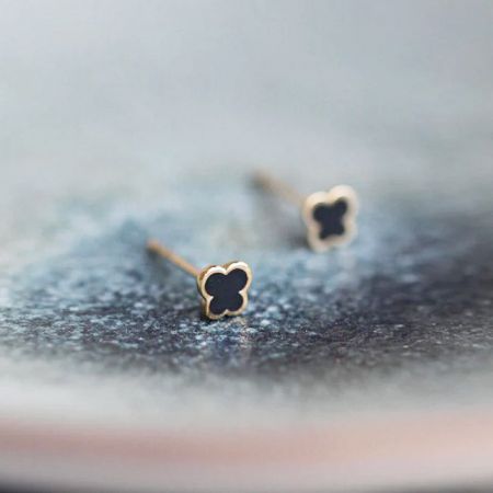 Vista detallada de los pendientes de mariposa de plata esterlina 925 con acabado de esmalte negro.