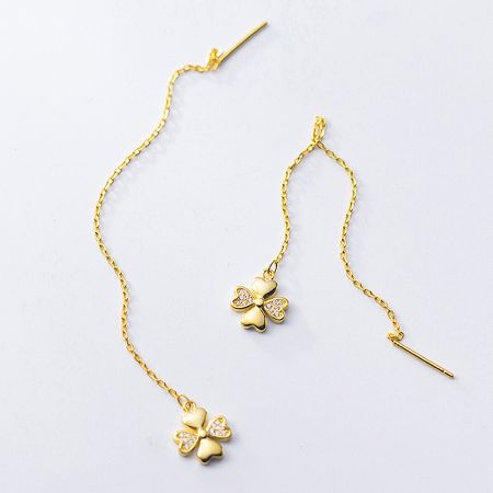 Gouden Gelukkige Vierbladige Klaver Zircon Dangle Chain Oorbellen 925 Sterling Zilver - Een gedetailleerde studio-opname van de Gouden Gelukkige Vierbladige Klaver Dangle Chain Oorbellen, met de nadruk op het 925 sterling zilver vakmanschap en briljante zircon stenen.