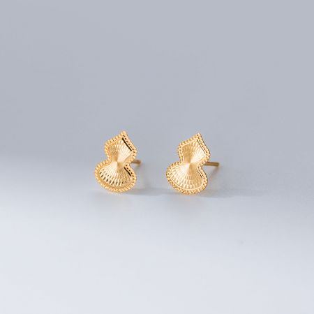 Ein Paar glücksbringende gourd-förmige Ohrstecker aus 925 Sterling Silber mit einer polierten Goldoberfläche und lasergraviertem Design.