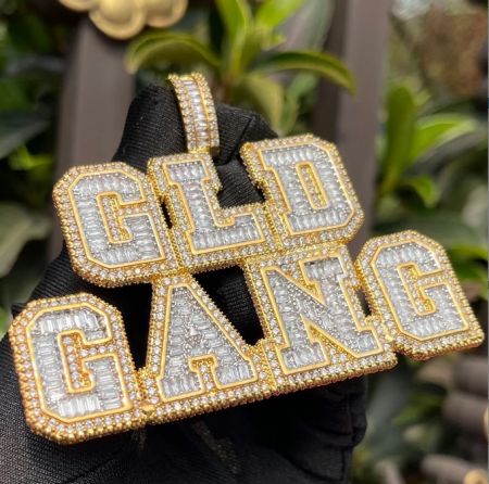 Pendente personalizzato di dimensioni king size - Un pendente personalizzato di dimensioni king size in oro con testo 'GOLD GANG', completamente ricoperto di pietre di zirconia cubica scintillanti, che rappresenta gioielli hip hop personalizzati.
