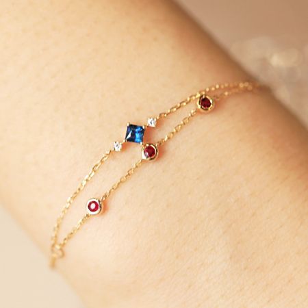 Groothandel 925 Sterling Zilveren Twee-Laags Kleur Zircon Kettingarmbanden - Een close-up van een groothandel 925 sterling zilveren twee-laags kettingarmband met kleurrijke blauwe, rode en witte zircon edelstenen.