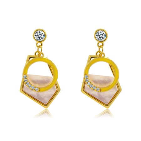 Diseño alternativo de los pendientes Geometric Drop con una base hexagonal de oro y piedras semitransparentes de color rosa claro.