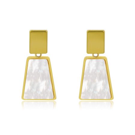 Pendientes de concha rectangular - Un par de pendientes de concha rectangular con un diseño geométrico con chapado en oro y una incrustación de concha blanca iridiscente, mostrados sobre un fondo blanco.