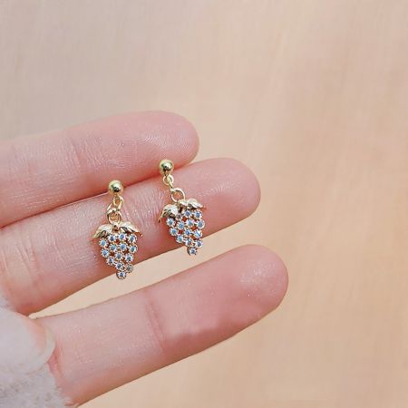 金メッキの小さなジルコンぶどうドロップイヤリング(5ペア) - きらめく小さなジルコンで精巧にデザインされた、ぶどうの房の形をした金メッキのドロップイヤリングのペア。