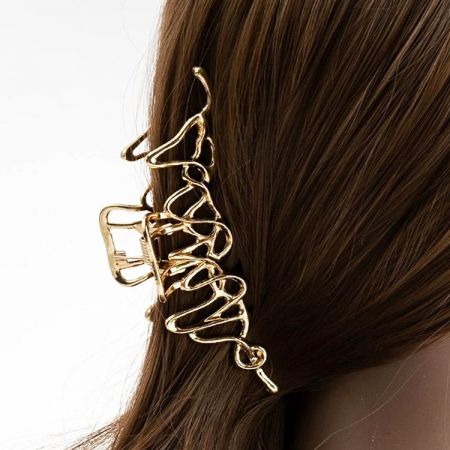 A model with brown hair wearing the elegant gold geometric hair clip.