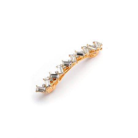 Clips para el cabello de pedrería nupcial - Un primer plano del clip para el cabello de pedrería nupcial en oro, mostrando su intrincado patrón de mosaico de cristales claros y facetados.