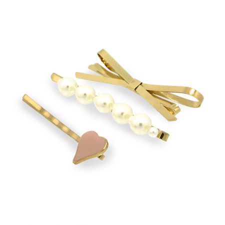 Un par de clips para el cabello dorados que muestran dos diseños distintos: una forma de corazón minimalista y un estilo clásico adornado con perlas.