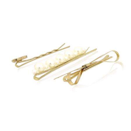 Comparación de dos clips para el cabello dorados, uno elegantemente decorado con perlas y el otro con un acabado liso y sencillo.
