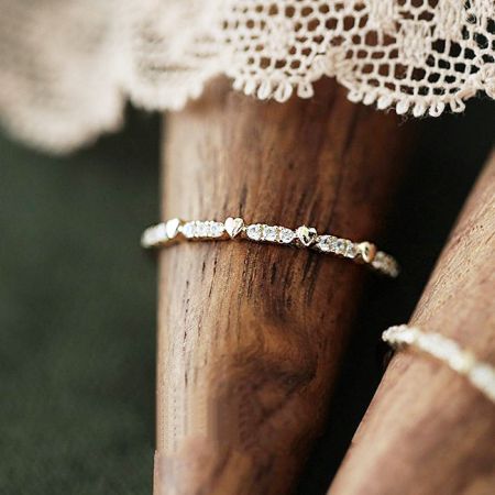 Vue détaillée de la bague en forme de cœur plaquée or avec des pierres en zircon du set.