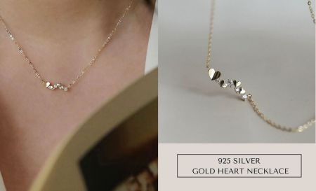 Collares de Corazón Dorado - Plata 925 al por mayor - Un conjunto de cinco collares de corazón chapados en oro de plata esterlina 925 con circonitas, exhibidos para minoristas de joyería al por mayor.