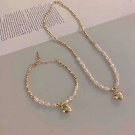 El conjunto completo de joyería de San Valentín, que incluye el collar con colgante de corazón y la pulsera a juego.