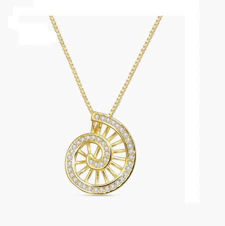 Collar giratorio de plata esterlina 925 - Un primer plano del collar giratorio de plata esterlina 925 con un acabado en oro, mostrando el intrincado colgante en forma de corazón con un diseño de estallido solar y piedras de circonio cúbico brillantes.