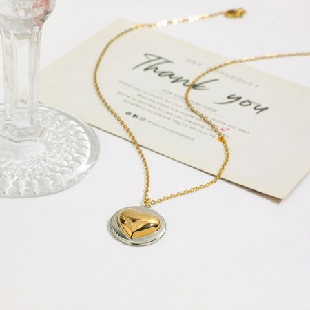 Groothandel Roestvrijstalen Hart Hanger Ketting Set van 5 Twee Tone Waterdichte Ketting Sieraden - Groothandel roestvrijstalen twee-tone hart hanger ketting met een gouden en zilveren afwerking, weergegeven op een neutrale achtergrond.