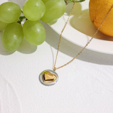 Model met de roestvrijstalen hart hanger ketting, die de kettinglengte bij het sleutelbeen demonstreert.