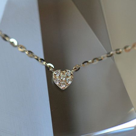 Vue détaillée du pendentif en cœur en argent sterling 925 doré avec des pierres en zircon cubique étincelantes.