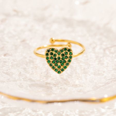 Detaillierte Ansicht der Pavé-Fassung des goldenen Herzrings mit verstellbarem Design.