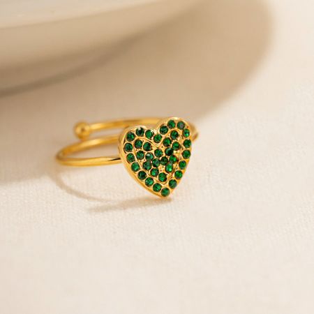 Eine andere Perspektive des goldenen Pavé-Herzrings aus Edelstahl mit grünem Zirkon.