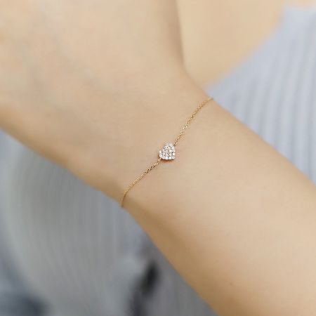 925 Sterling Zilver Goud Pave CZ Hart Armbanden - Een close-up van een 925 sterling zilveren armband met een goud-pave CZ hartbedel, die de ingewikkelde details en sprankeling toont.