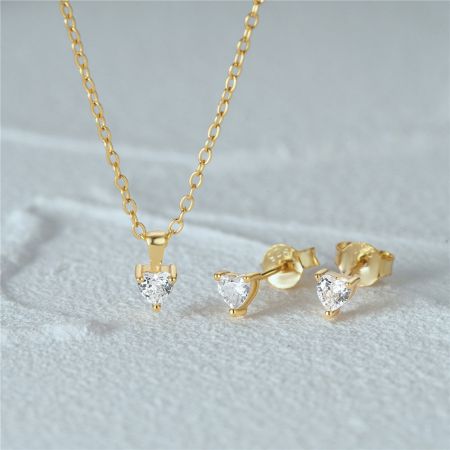 Gros plan sur le set de bijoux en zircon cœur plaqué or 925.